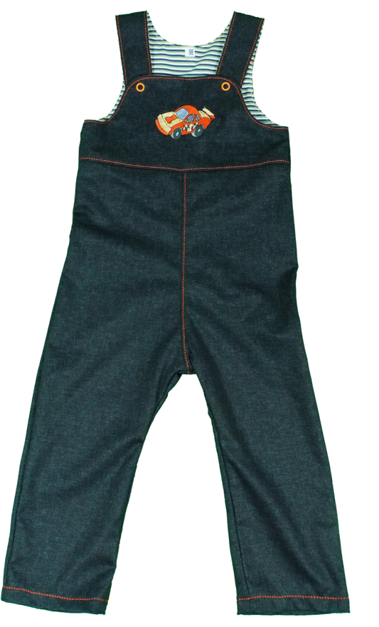 Latzhose mit Rennauto